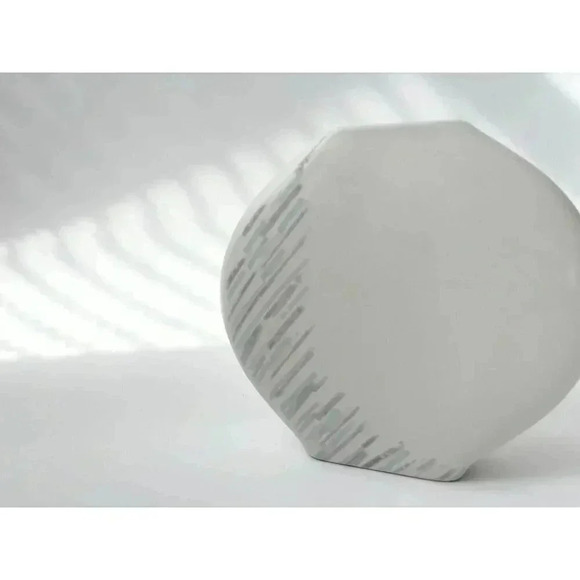 Retro Style Vintage Brustroke Patterened White Ceramic Vase - Picture 3 of 9